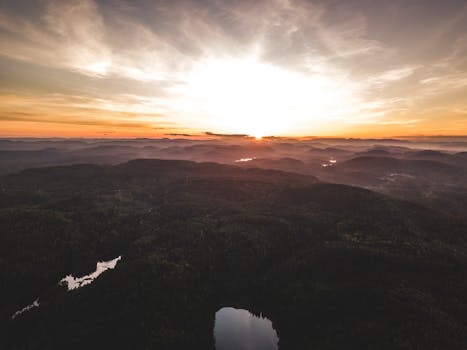 日出时，航拍下的山景迷人，投射出温暖的色调