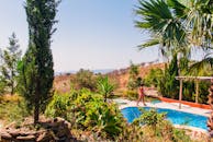 在西班牙科尔多瓦，宁静的室外游泳池区与郁郁葱葱的绿色植物，是轻松假期的完美选择