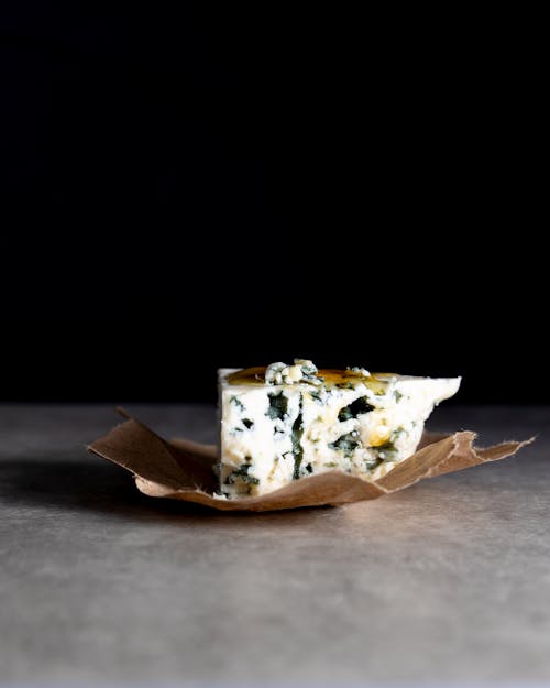 Gratis stockfoto met blauwe kaas, detailopname, grijs papier