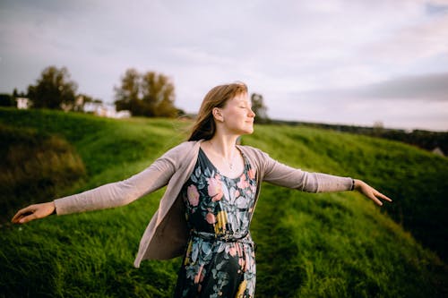 Gratis lagerfoto af bane, græs, hænder