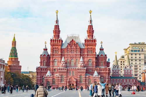 Free People walking near the historic landmark in Red Square, Moscow cityscape, vibrant urban culture. Stock Photo