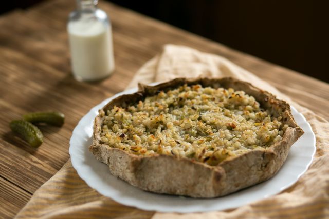 Hartige quiche op een wit bord