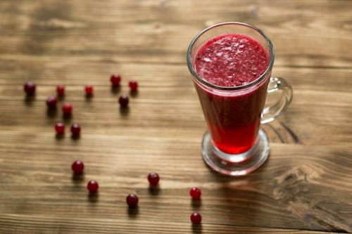 Foto profissional grátis de bebida, cranberry, de madeira