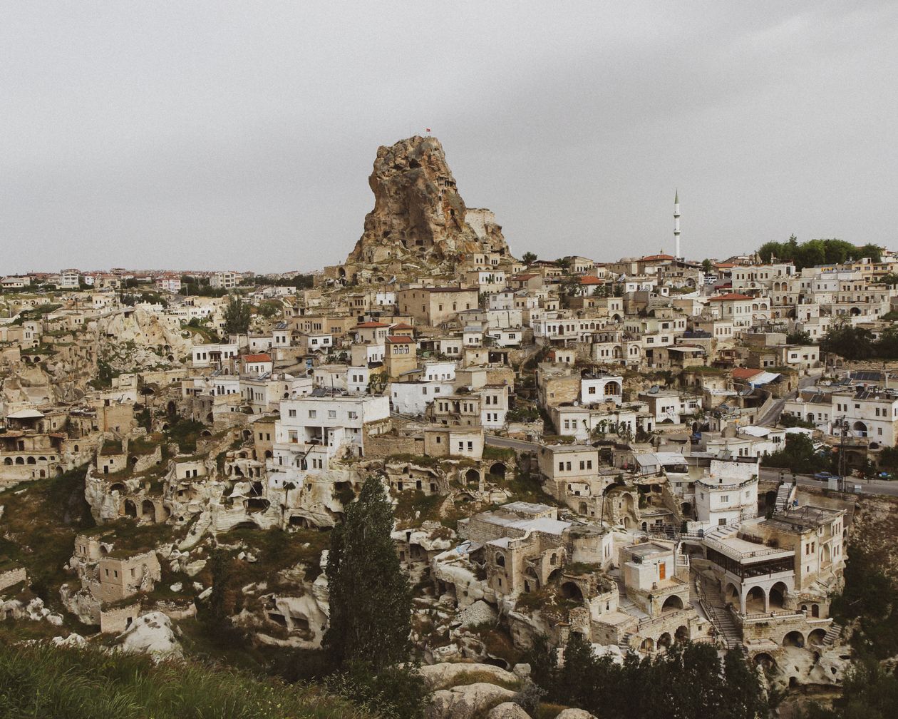 Cazare în Cappadocia: Ortahisar, castelul de stâncă și casele-peșteră din jur