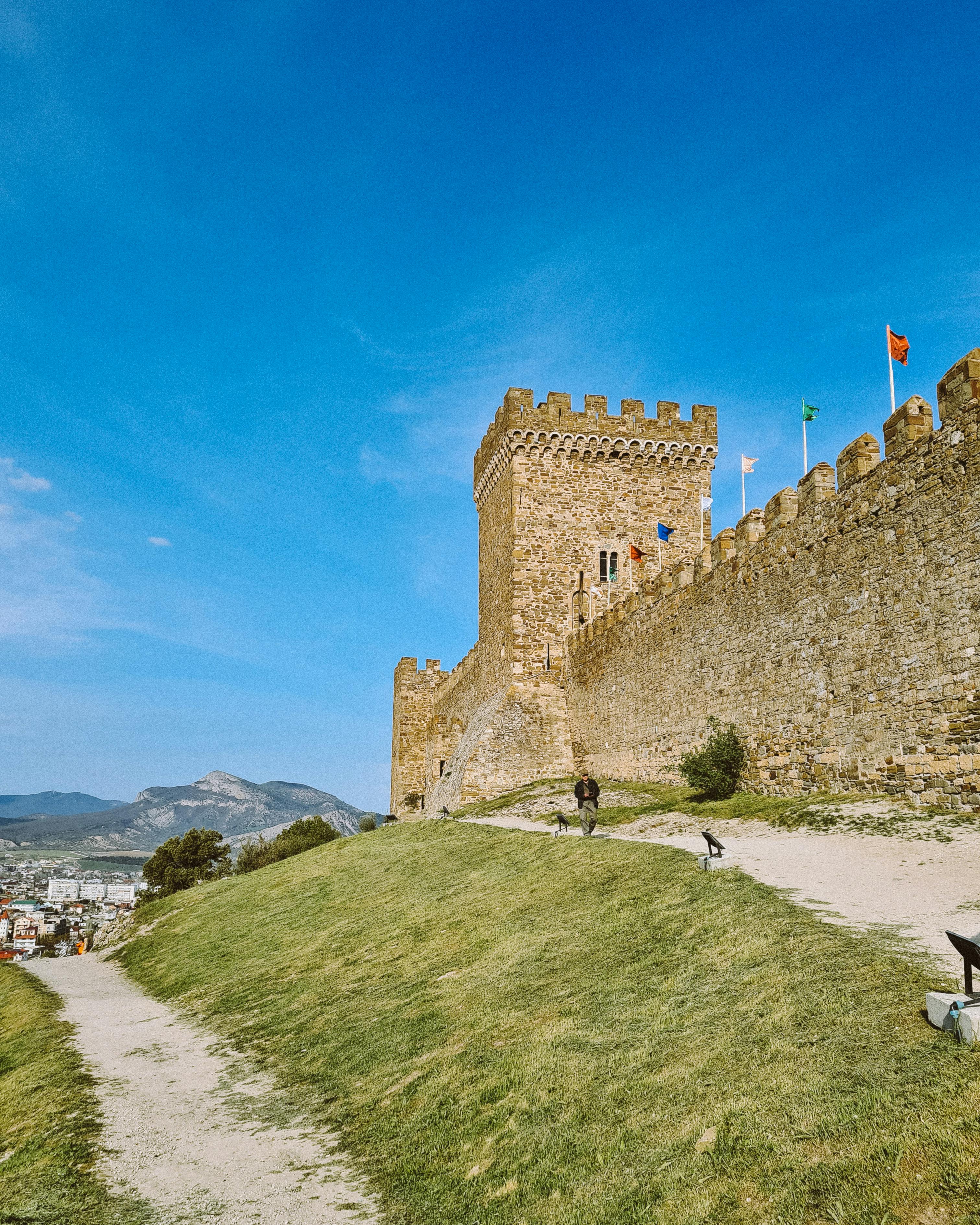 clear-sky-over-castle-and-bridge-free-stock-photo