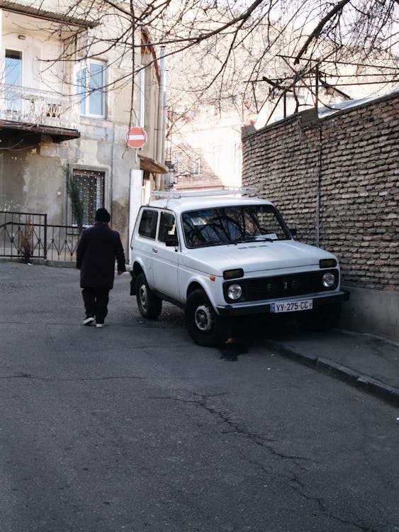 Безкоштовне стокове фото на тему «автомобіль, вертикальні постріл, Вулиця»