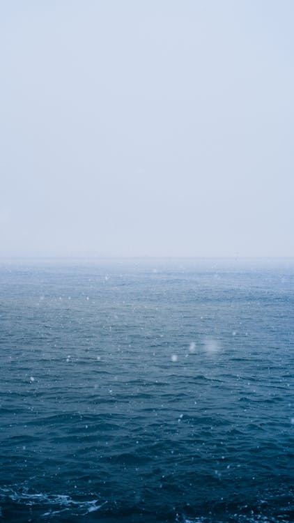 Immagine gratuita di acqua, cielo coperto, mare