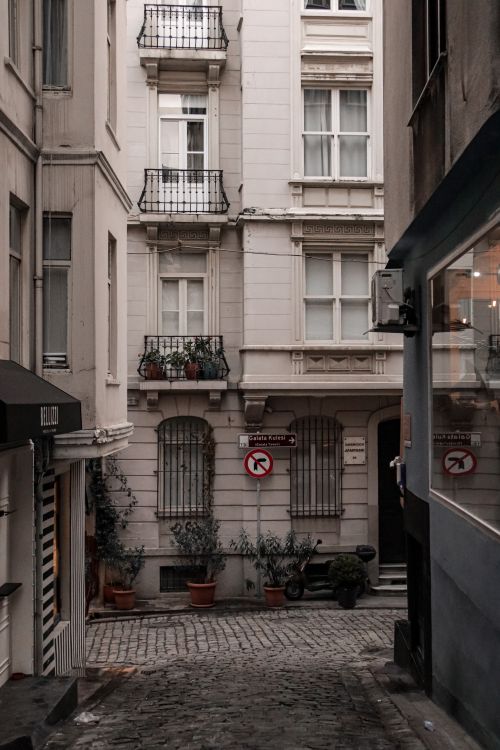Free A cozy, narrow alleyway with vintage architecture and cobblestone path in a European city. Stock Photo