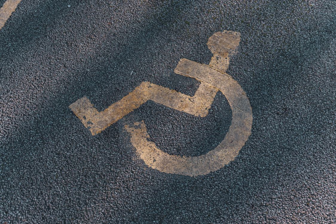Simbol invalidnosti — kolica na asfaltu