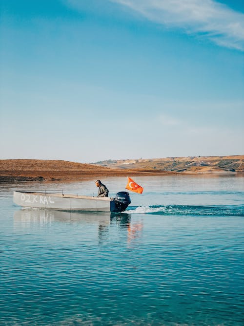 Photos gratuites de bateau en bois, ciel bleu, drapeau de la dinde