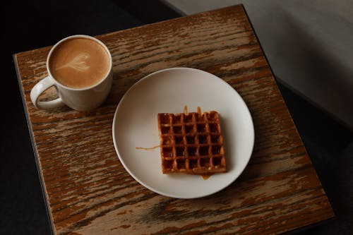 Kostenloses Stock Foto zu becher, espresso, holztisch