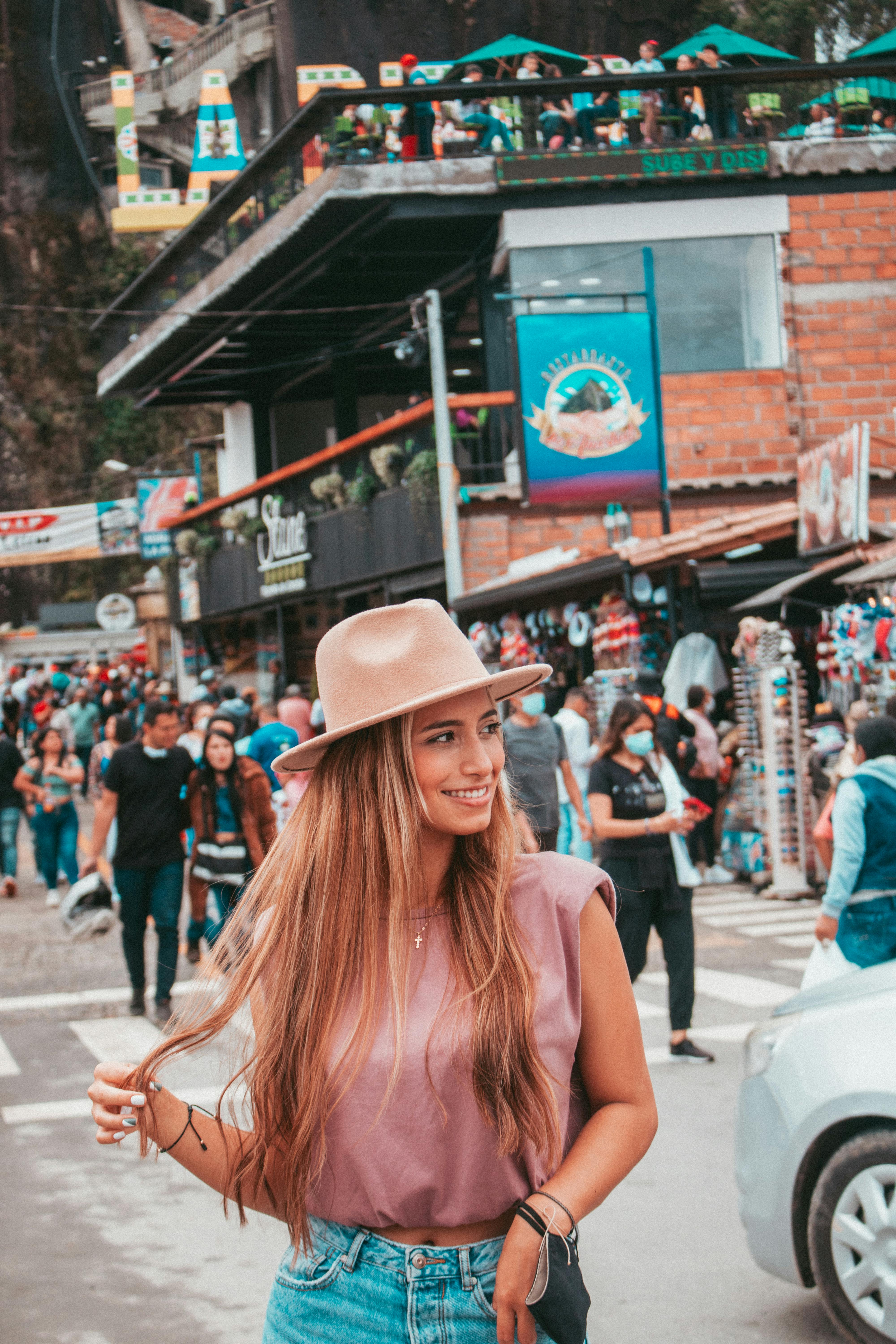 bezplatná Základová fotografie zdarma na téma atraktivní, budova, chůze Základová fotografie