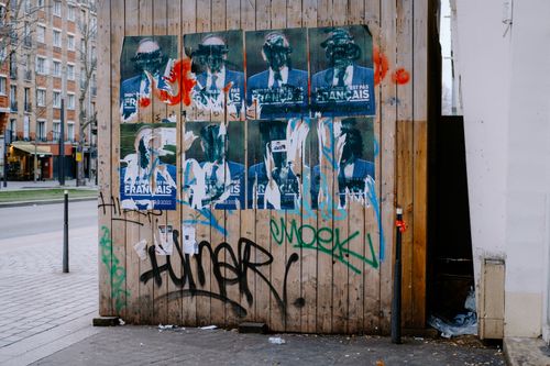 Free Street art and graffiti on a wooden wall in an urban environment, showcasing vibrant colors and creativity. Stock Photo