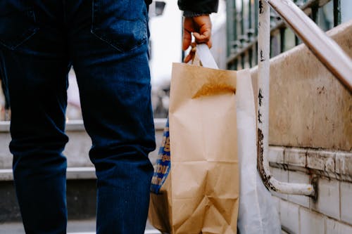 Fotos de stock gratuitas de bolsa de papel, bolsas, llevando