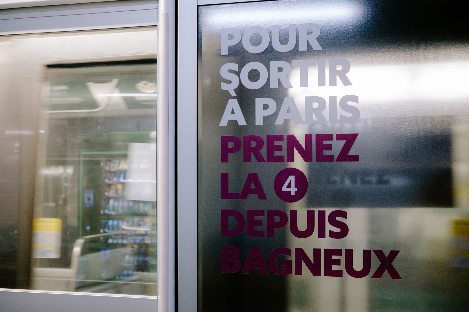Illustration: Barbès-Rochechouart : un homme tabassé et jeté sur les voies du métro sous l'œil des caméras