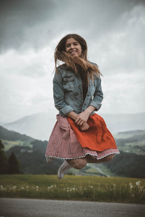 Frau In Der Blauen Jeansjacke Springend