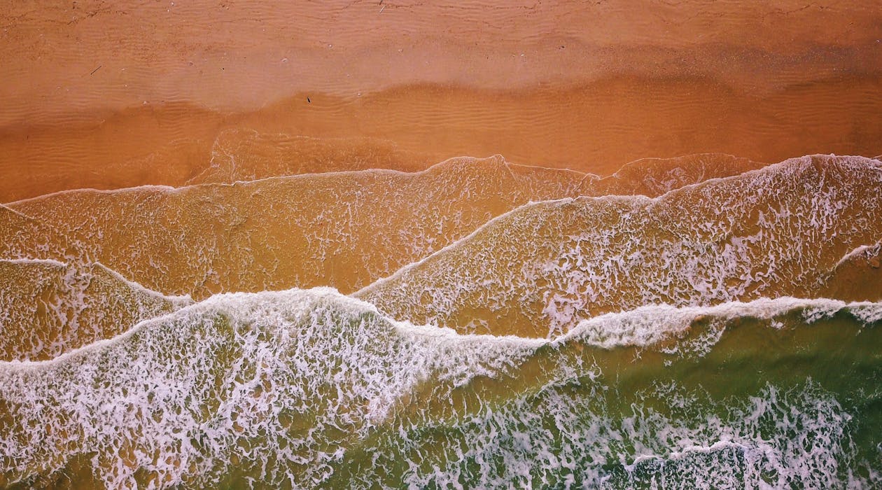 무료 모래 근처의 물 흐름의 항공 사진 스톡 사진