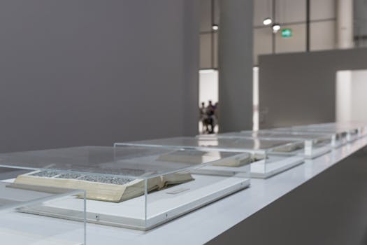 现代艺术博物馆的展览以开放式书籍置于玻璃柜中为特色，突出了当代室内设计