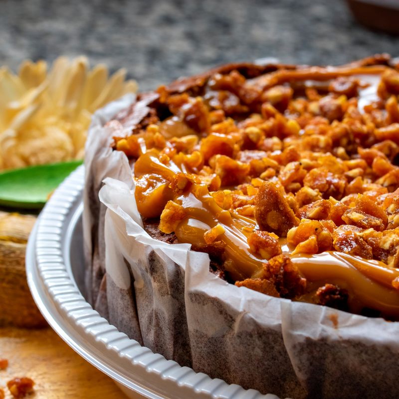 Mambo Crunch Pastry with Roasted Peanuts and Caramel