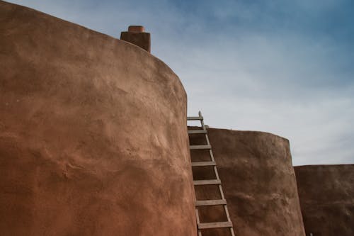 Foto profissional grátis de apoiando, áspero, circular