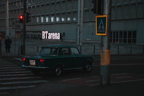 Foto d'estoc gratuïta de automòbil, carretera, carril per a vianants