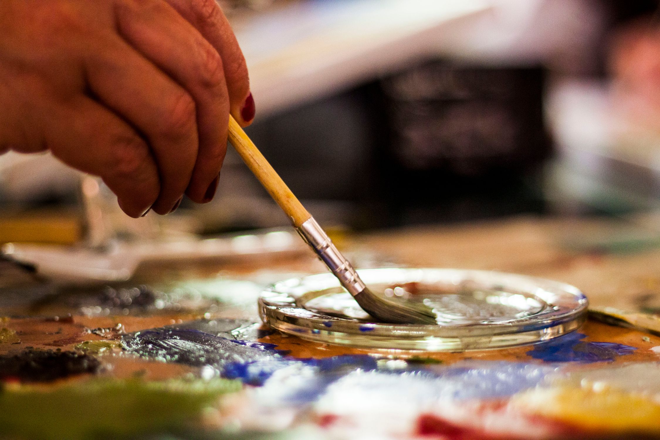 Persona Sosteniendo Un Pincel De Pintura Marrón Y Gris · Fotos de stock ...