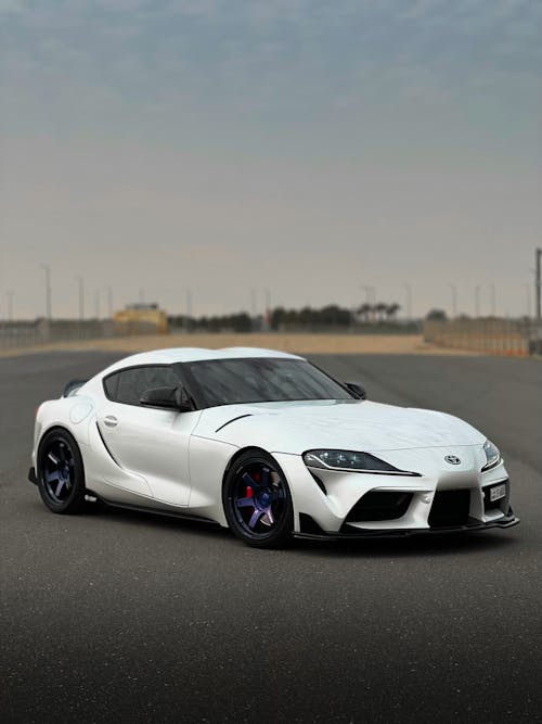 Безкоштовне стокове фото на тему «toyota supra, білий спортивний автомобіль, вертикальні постріл»