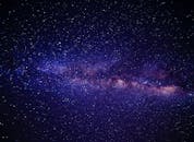 在西班牙拉奥罗托瓦，星空充满活力，银河系景观令人惊叹