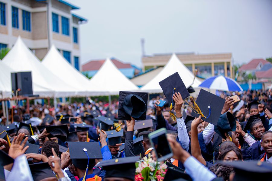 Estudiantes celebrando una graduación
