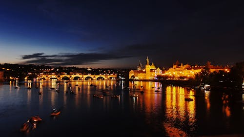 gece, Prag, Su içeren Ücretsiz stok fotoğraf