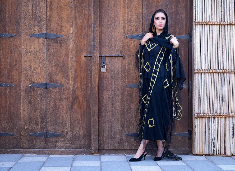 تصميم متجر سلة للعبايات - abaya product closeup with fabric zoom and elegant UI