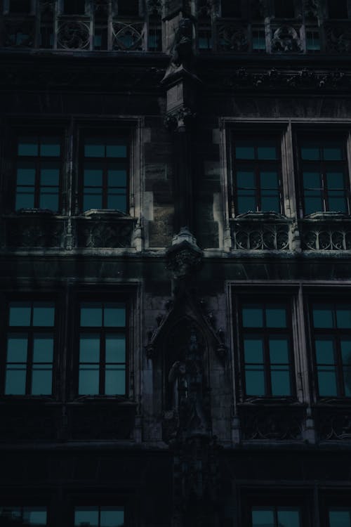 Darmowe zdjęcie z galerii z budynek od zewnątrz, ciemny, fasada