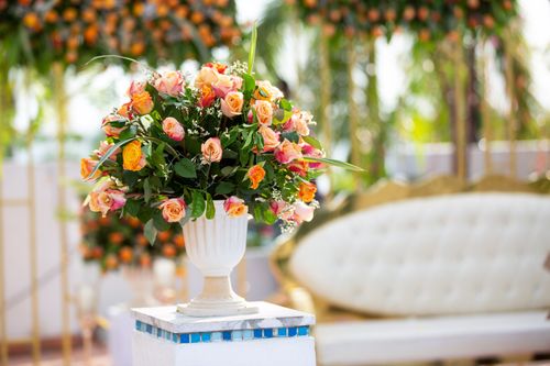 Free Vibrant floral arrangement with roses in elegant vase, perfect for weddings or events. Stock Photo