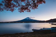 黄昏时分，在川口湖畔用绚烂秋叶映衬富士山的美景