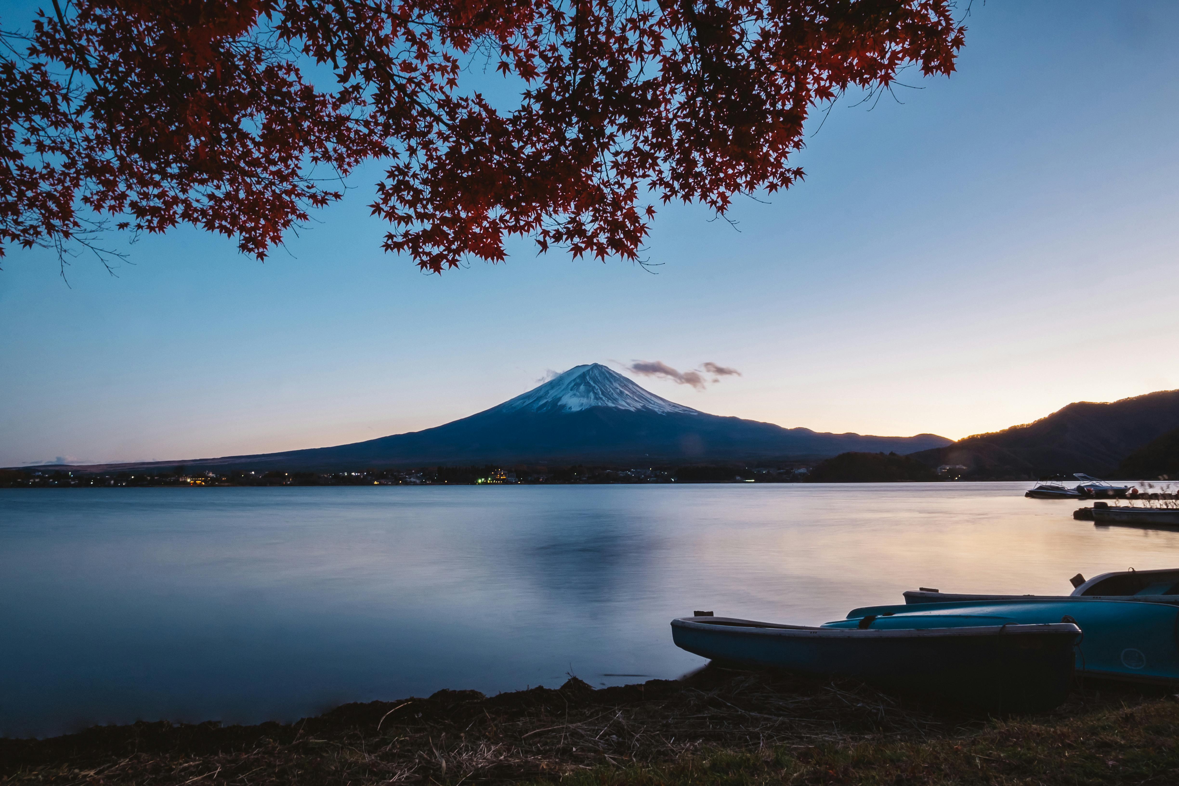 Núi Phú Sĩ được coi là biểu tượng của nước Nhật, với độ cao hơn 3.776 mét và là điểm đến yêu thích của người du lịch từ khắp nơi trên thế giới. Hình ảnh về núi Phú Sĩ sẽ khiến bạn nhớ mãi đến danh lam thắng cảnh này.