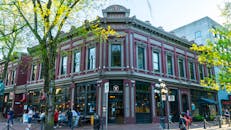 伯恩斯街区热闹的街景中，坐落着迷人的维多利亚式建筑，周围遍布繁华的商店和咖啡馆