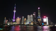 上海夜色中，明亮的天际线与倒映的河流充满活力