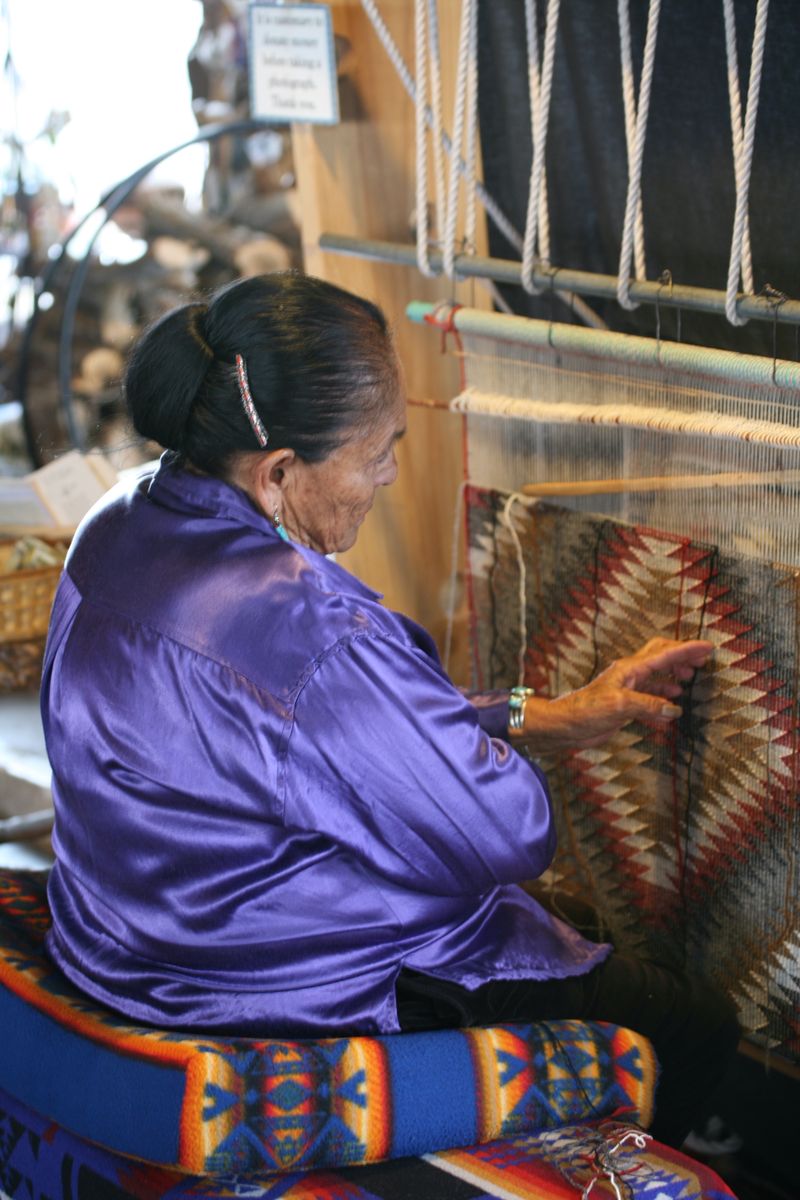 Pengrajin senior menenun kain songket di alat tenun tradisional Palembang