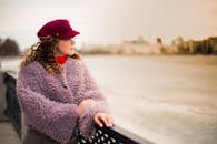 穿着时尚羊毛大衣的女人在俄罗斯海滨享受冬日