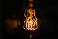 老式灯泡具有复杂的灯丝设计，能在弱光环境下发光