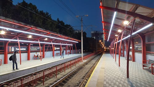 Hombre Esperando En La Plataforma Del Tren Durante La Noche