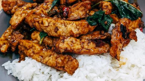 Tasty Asian stir fry served with white rice, perfect for dinner.