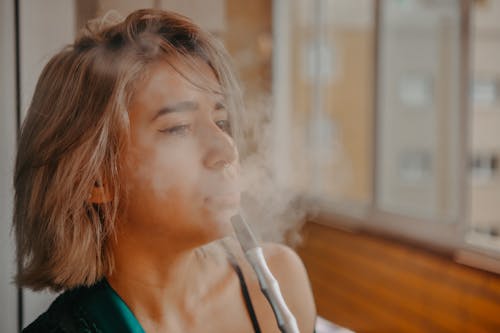 duman çıkarmak, Kadın, kapatmak içeren Ücretsiz stok fotoğraf