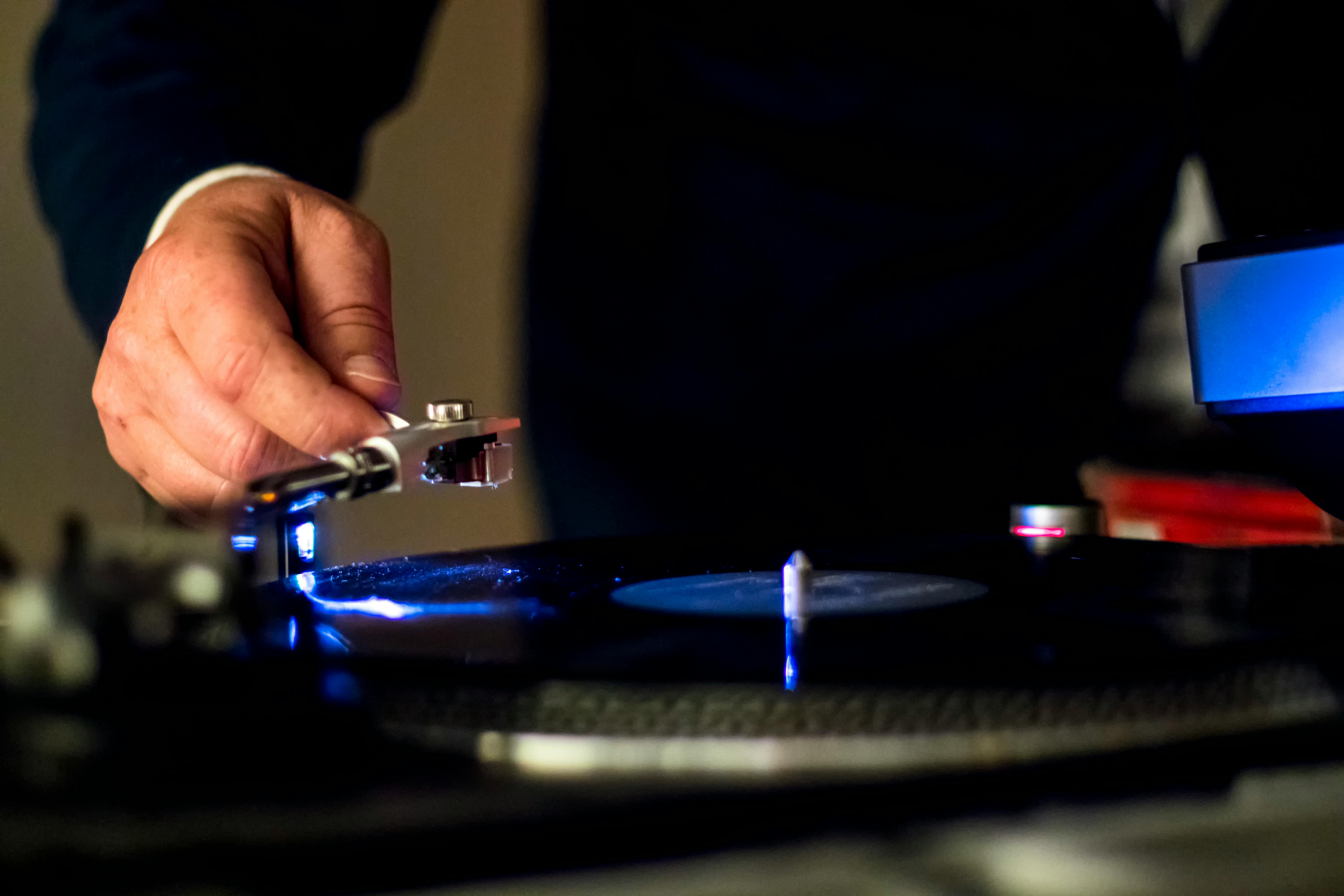 Man holding a vinyl player. | Photo: Pexels