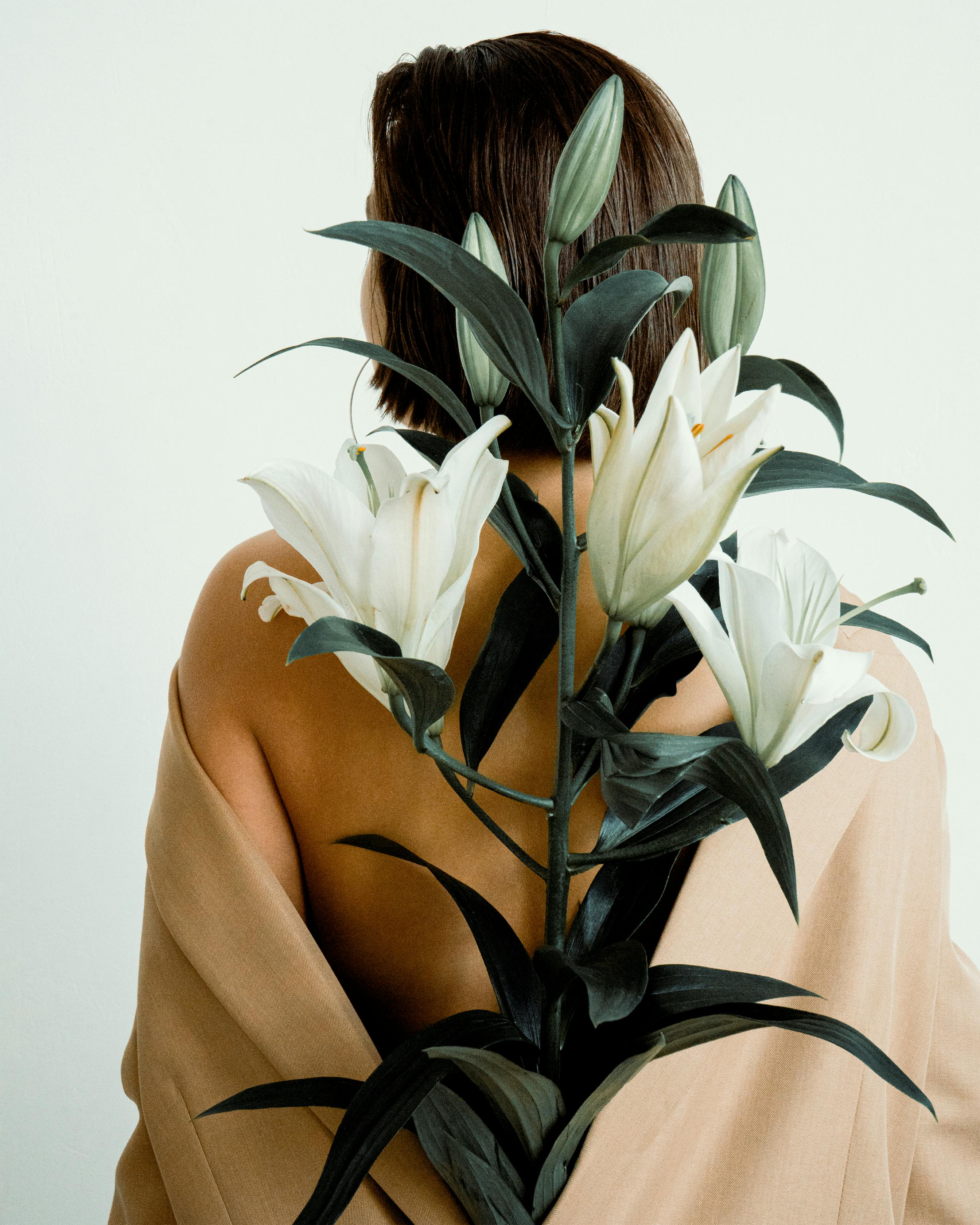 бесплатная Цветы и вид сзади женщины Стоковое фото