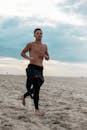 一名健康男子在爱沙尼亚的海滩上慢跑，展示着健身与户外活动