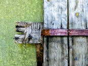 一扇质朴的门锁和饱经风霜的木质纹理的特写镜头