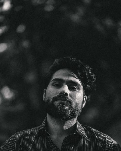 Free Expressive monochrome portrait of a bearded man outdoors. Stock Photo
