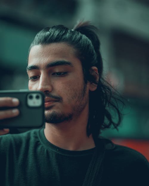 Free Close Up Photo of a Man Holding a Cellphone Stock Photo