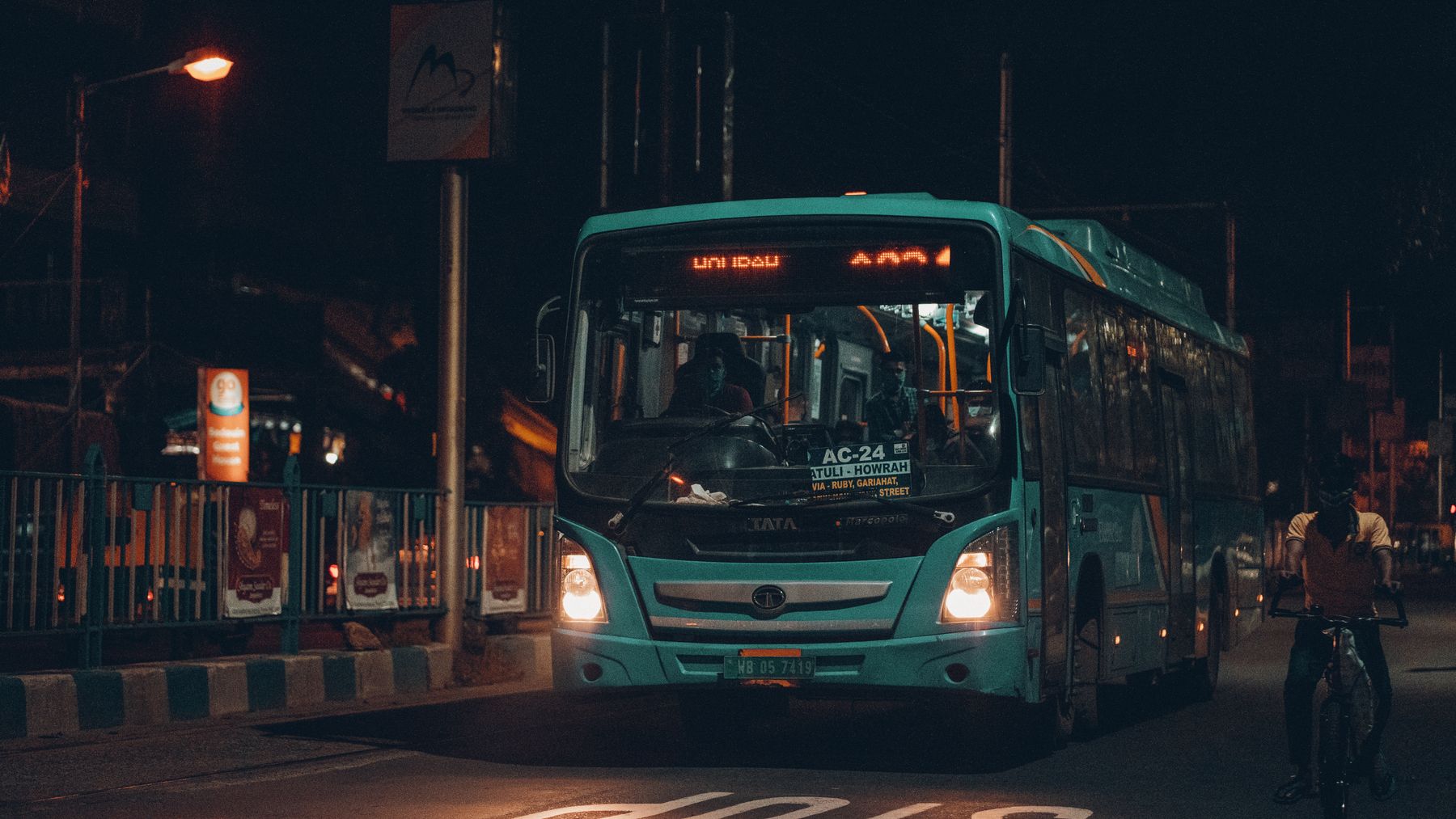 Bus urbano circulando de noche con las luces encendidas